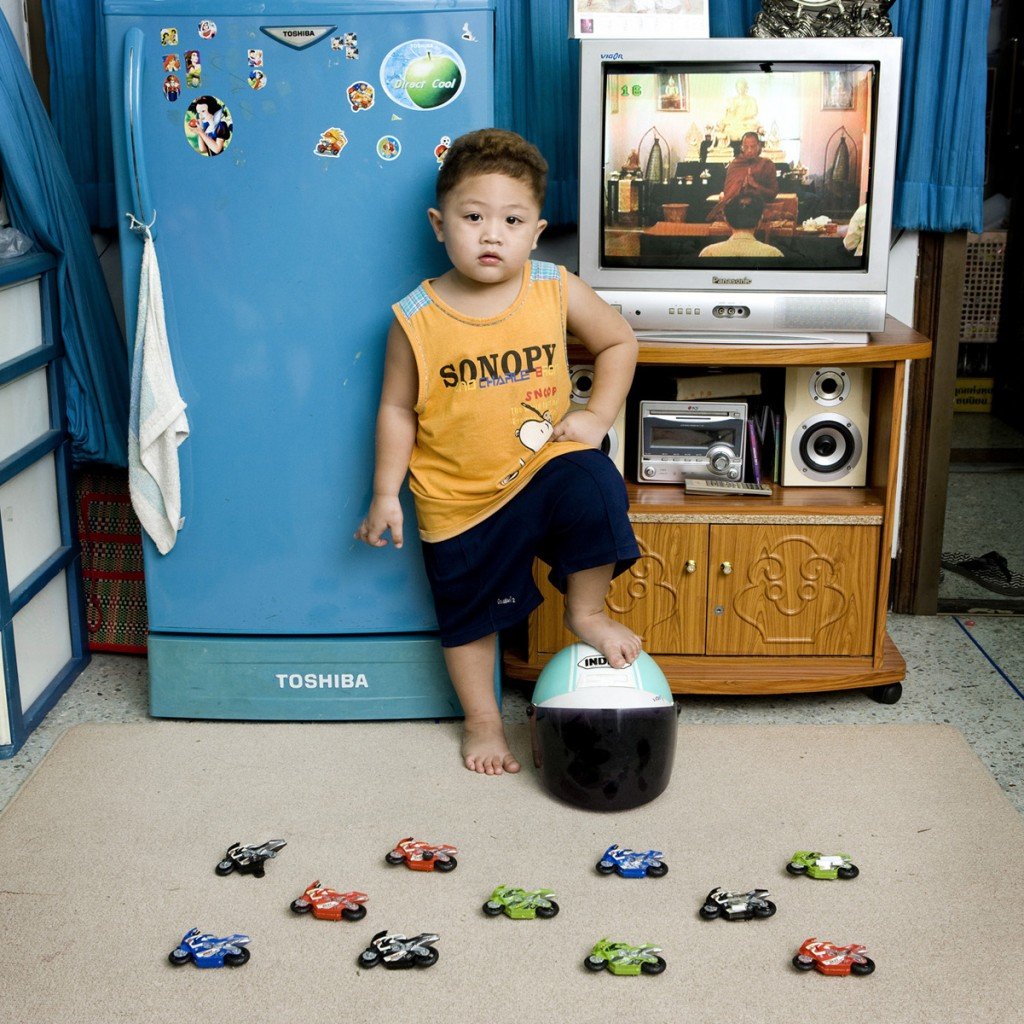 30 Children from Around the World with Their Favorite Toys 22 Words