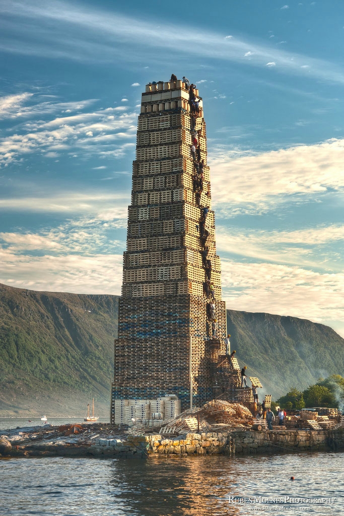 world-s-biggest-bonfire-fueled-by-a-130-foot-tall-stack-of-pallets-10