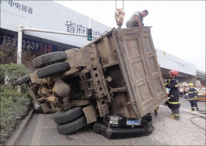 Tertimpa truk
