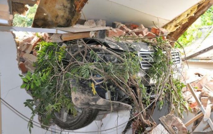 Mobil tabrak rumah