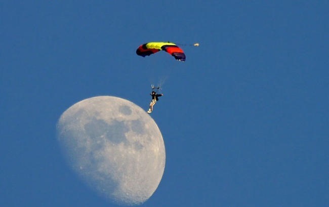 parasailonmoon