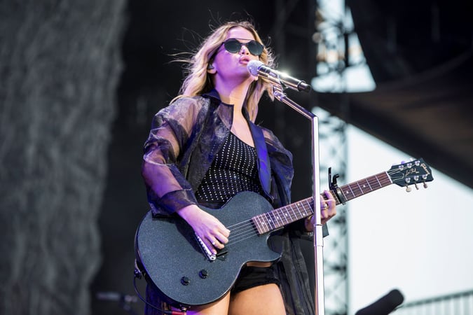 Get Wallpaper Maren morris picture of son on float Free