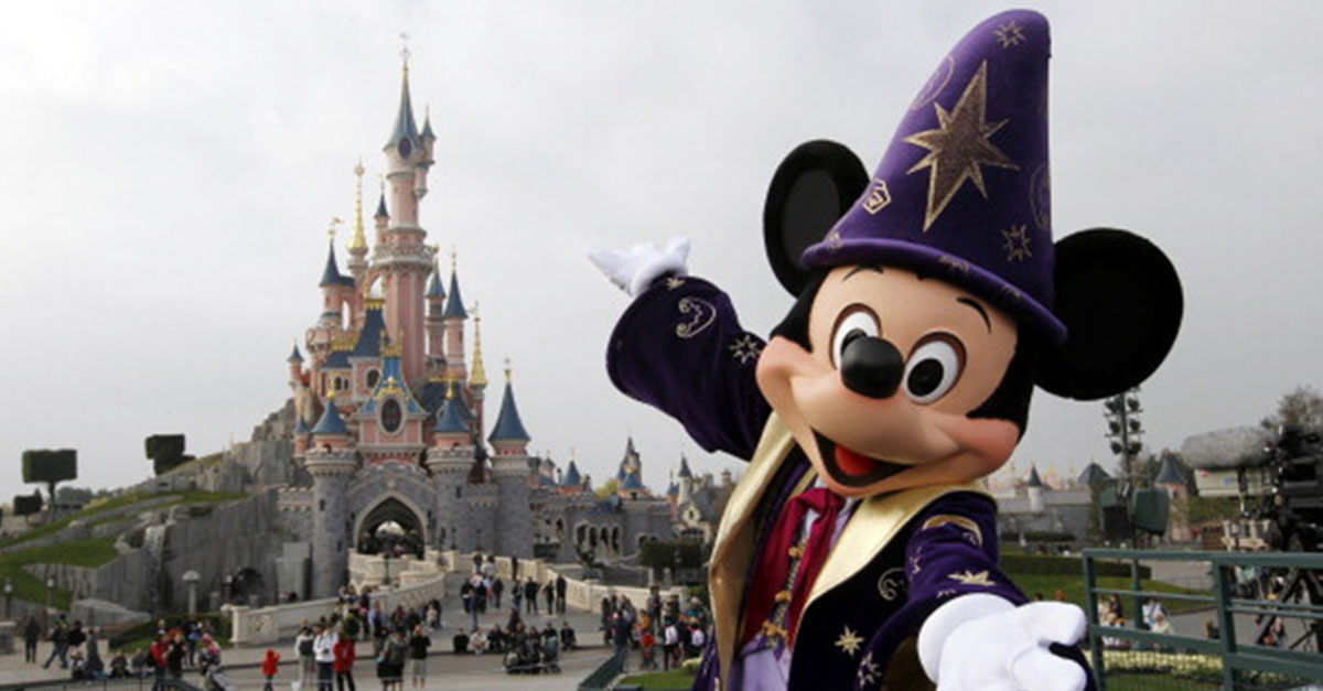 25 Strangely Specific Things You're NOT Allowed To Do at Disneyland