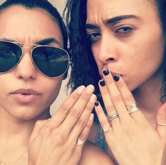 Why Are Women Wearing Engagement Rings On Their Pinky Finger Via Life Buzz